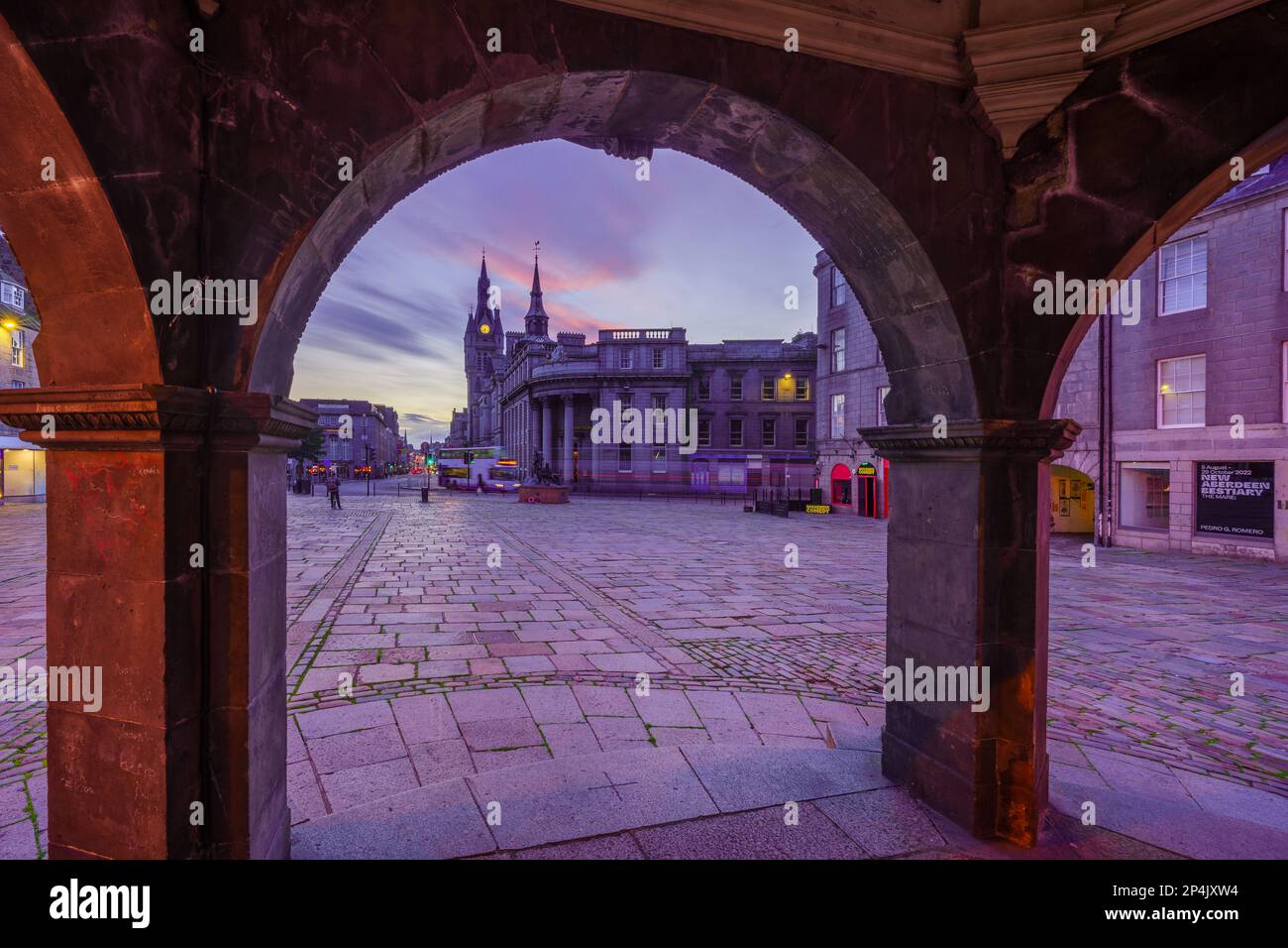 Aberdeen, Regno Unito - 06 ottobre 2022: Vista al tramonto di Castle Street nel centro di Aberdeen, con locali e visitatori. Scozia, Regno Unito Foto Stock