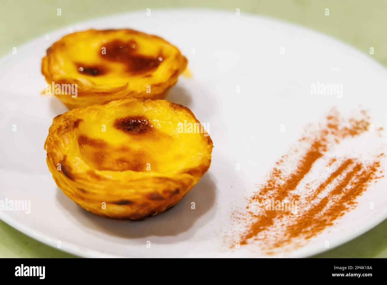 Pastéis de nata, pastel de nata. Crostata alla crema di uova portoghese, fresca di forno, servita con cannella. Dessert in Portogallo. Messa a fuoco selettiva. Foto Stock