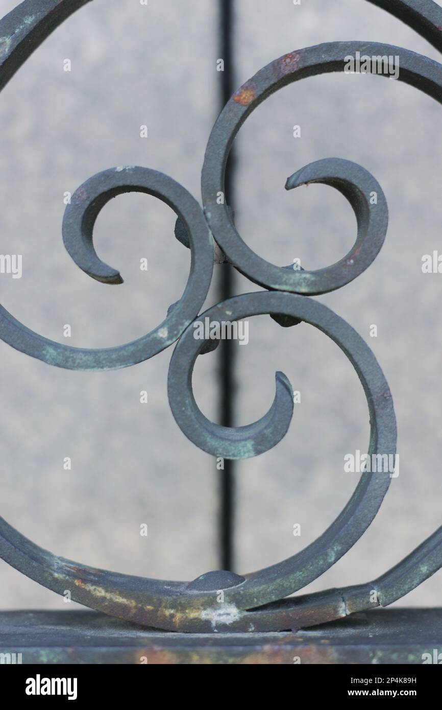 Elegante porta d'epoca in rame e metallo decorato. Foto Stock