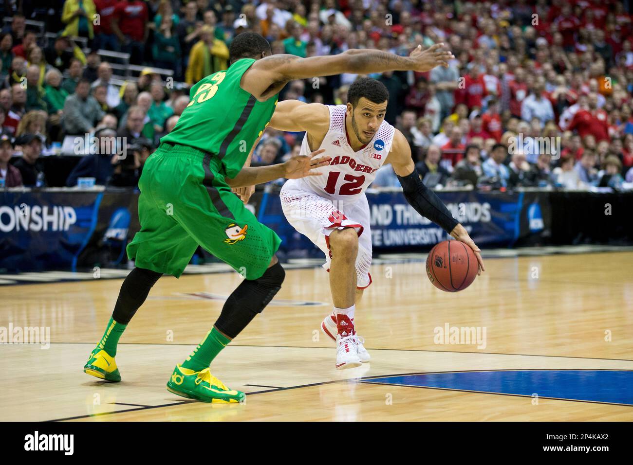 Wisconsin Badgers guard Traevon Jackson (12) handles the ball during the third-round game in the NCAA college basketball tournament against the Oregon Ducks Saturday, April 22, 2014 in Milwaukee. The Badgers won 85-77. (AP Photo/David Stluka) Foto Stock