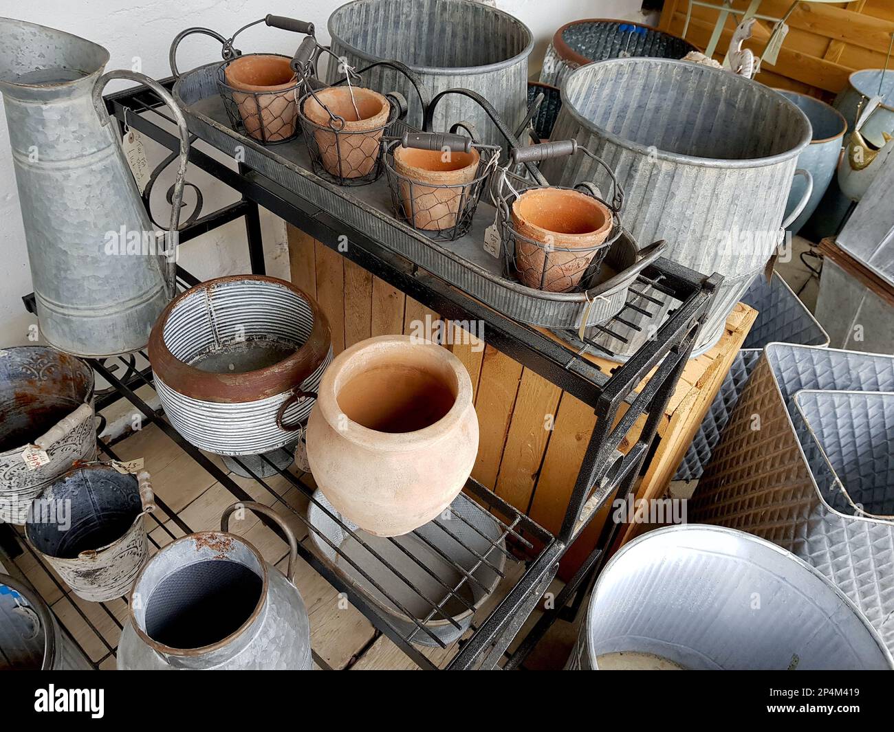 Un'esposizione decorativa di vasi in terracotta e metallo. Foto Stock