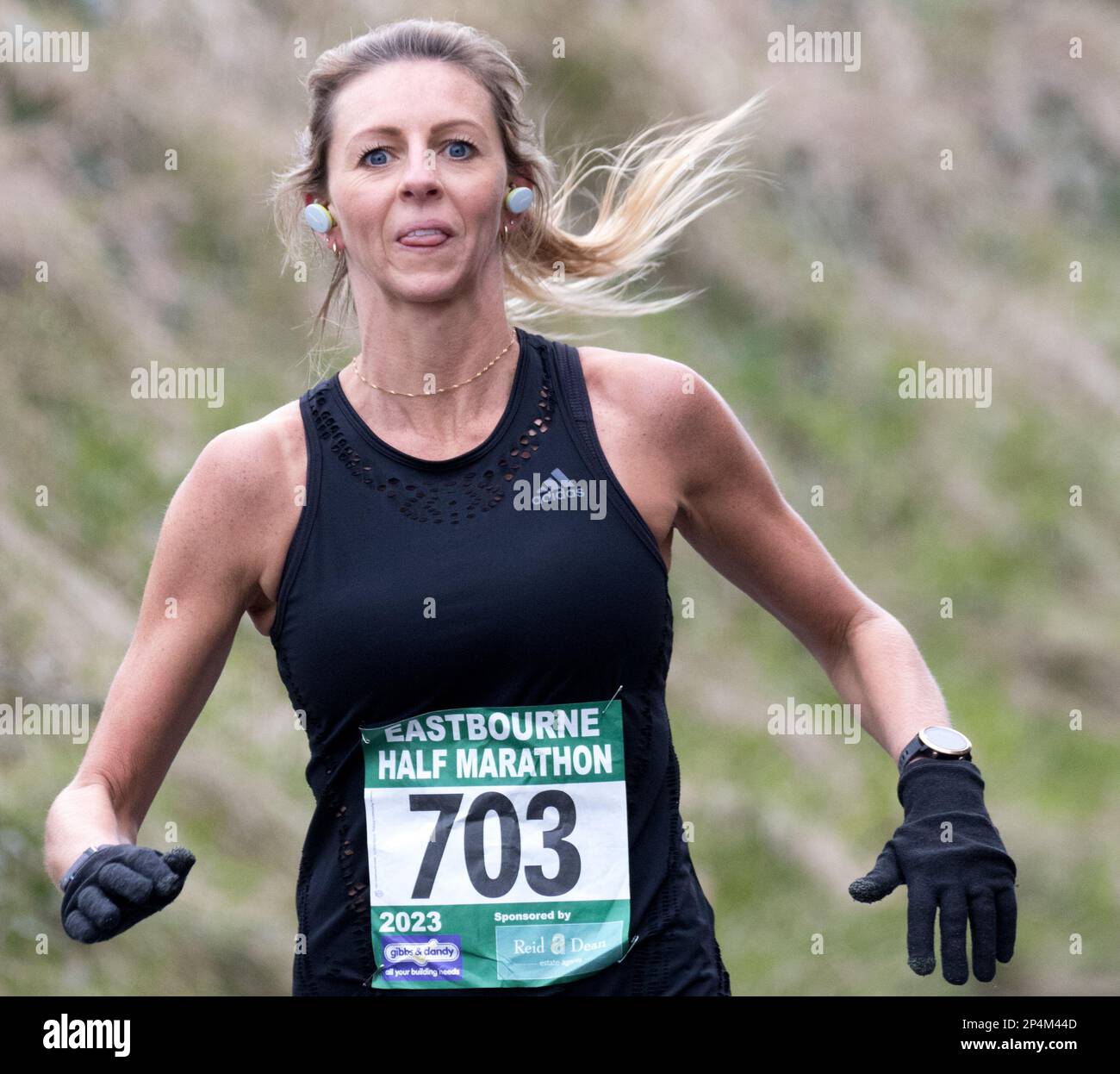 Eastbourne, Regno Unito. 5th marzo, 2023. Corridori che passano il punto di 4 miglia nella mezza maratona di Eastbourne. Credit: Newpics UK South/Alamy Live News Foto Stock