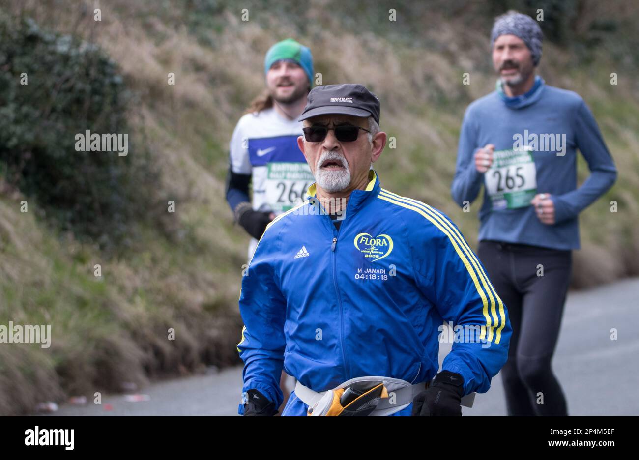 Eastbourne, Regno Unito. 5th marzo, 2023. Corridori che passano il punto di 4 miglia nella mezza maratona di Eastbourne. Credit: Newpics UK South/Alamy Live News Foto Stock