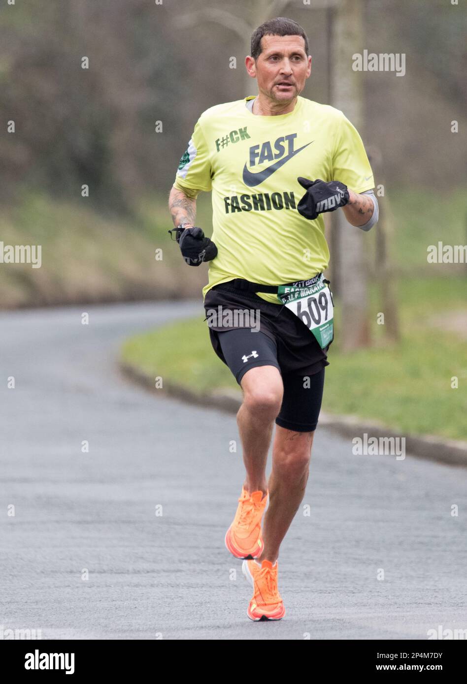 Eastbourne, Regno Unito. 5th marzo, 2023. Corridori che passano il punto di 4 miglia nella mezza maratona di Eastbourne. Credit: Newpics UK South/Alamy Live News Foto Stock