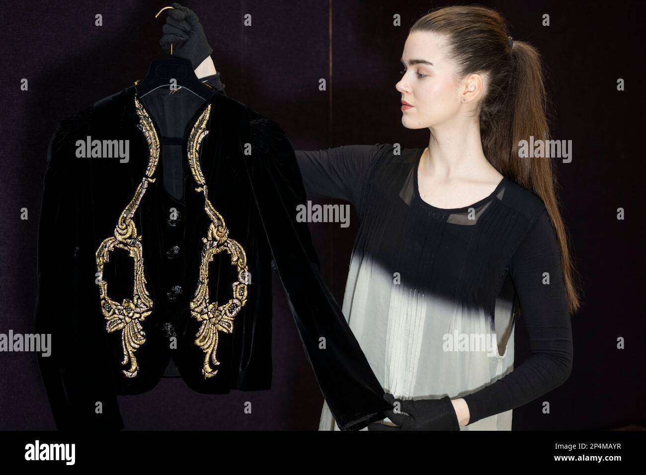Londra, Regno Unito. 6 marzo 2023. Un membro dello staff presenta 'a Black Velvet 'Hall of Mirrors Jacket', 1997, di Elsa Schiaparelli (Est. £2.000 - £ 4.000) in un'anteprima della vendita di borse e moda Bonhams' Designer che si svolge nelle gallerie di Knightsbridge di Bonhams il 9 marzo 2023. Credit: Stephen Chung / Alamy Live News Foto Stock