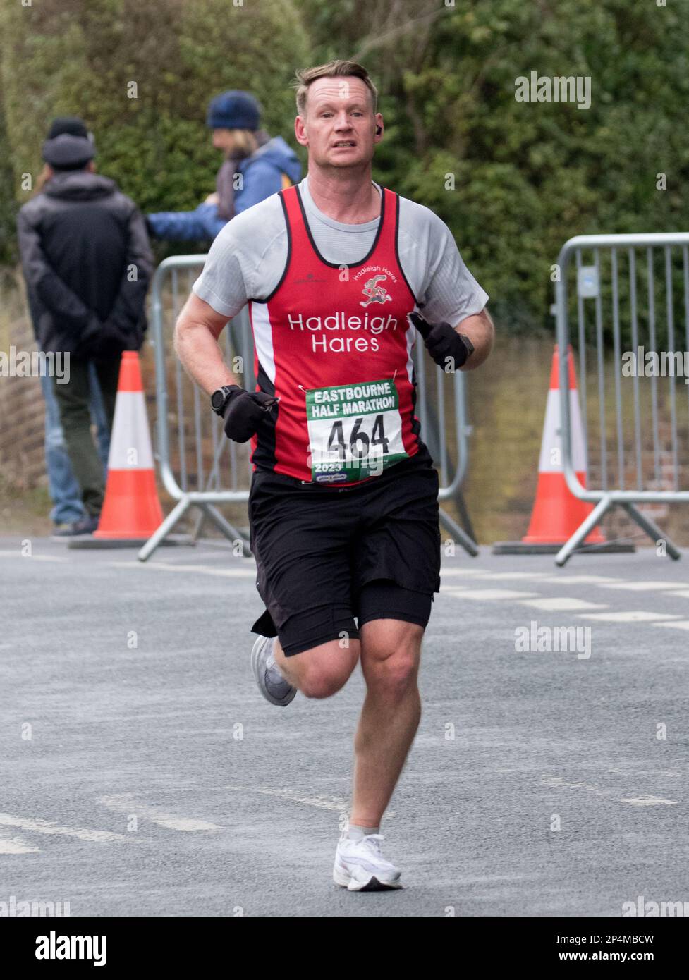 Eastbourne, Regno Unito. 5th marzo, 2023. Corridori che passano il punto di 4 miglia nella mezza maratona di Eastbourne. Credit: Newpics UK South/Alamy Live News Foto Stock