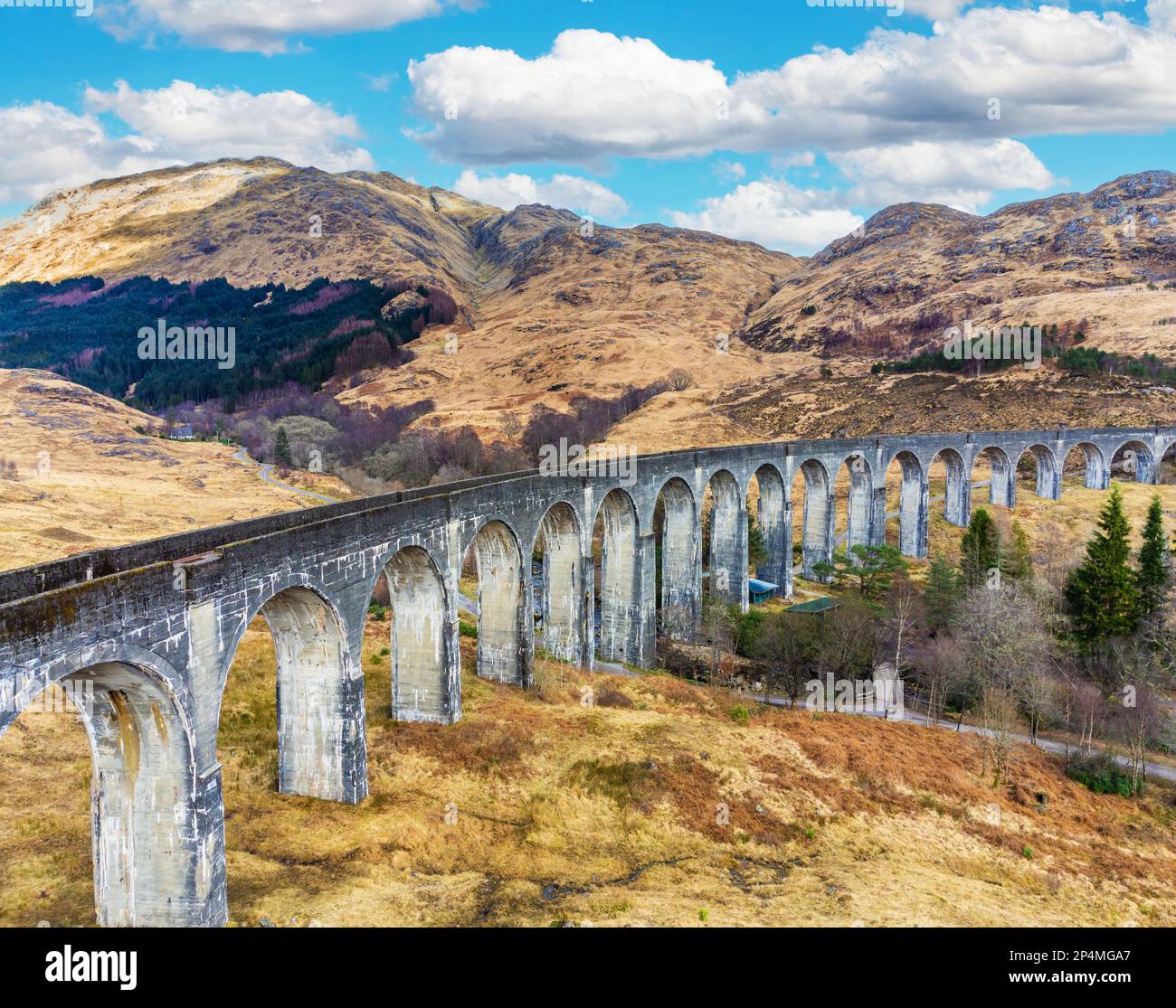 Il Viadotto della ferrovia di Glenfinnan nella zona di Lochaber della Scozia, usato nelle pellicole di Harry Potter Foto Stock