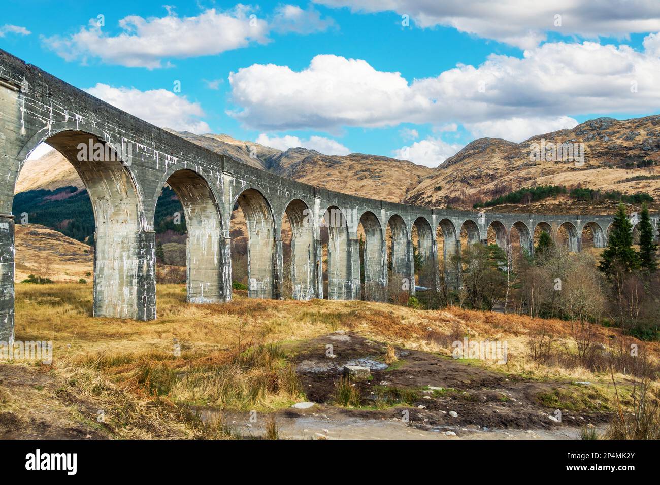 Il Viadotto della ferrovia di Glenfinnan nella zona di Lochaber della Scozia, usato nelle pellicole di Harry Potter Foto Stock