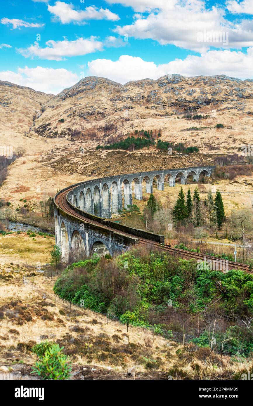 Il Viadotto della ferrovia di Glenfinnan nella zona di Lochaber della Scozia, usato nelle pellicole di Harry Potter Foto Stock