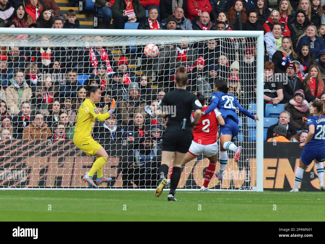 Chelsea Women Sam Kerr segna il primo goal di Chelsea durante la finale 2023 della Coppa della Lega degli pneumatici fa Women's Continental Tyres League tra le Donne dell'Arsenale contro Chelsea Foto Stock
