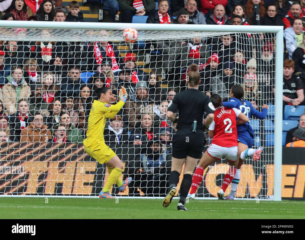 Chelsea Women Sam Kerr segna il primo goal di Chelsea durante la finale 2023 della Coppa della Lega degli pneumatici fa Women's Continental Tyres League tra le Donne dell'Arsenale contro Chelsea Foto Stock