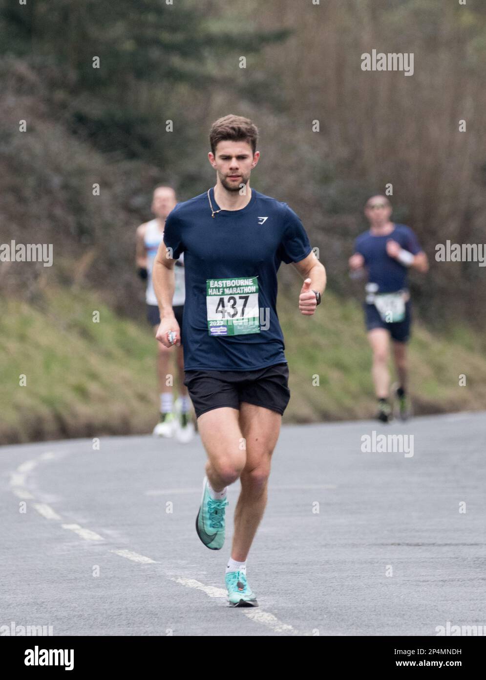 Eastbourne, Regno Unito. 5th marzo, 2023. Corridori che passano il punto di 4 miglia nella mezza maratona di Eastbourne. Credit: Newpics UK South/Alamy Live News Foto Stock