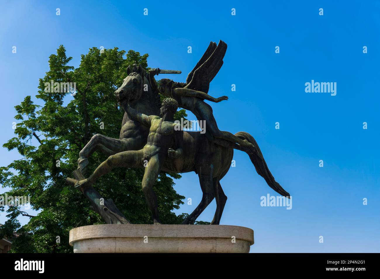 Verona, Italia statua di Ponte della Vittoria. Vista giornaliera della statua in bronzo del ponte della Vittoria sul fiume Adige. Foto Stock