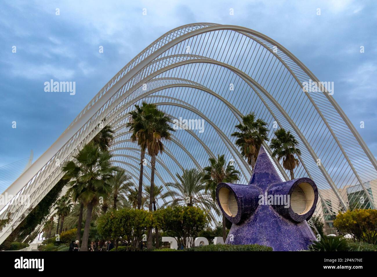 El paseo con palmeras en la ciudad de las artes y las ciencias, Valencia, España Foto Stock