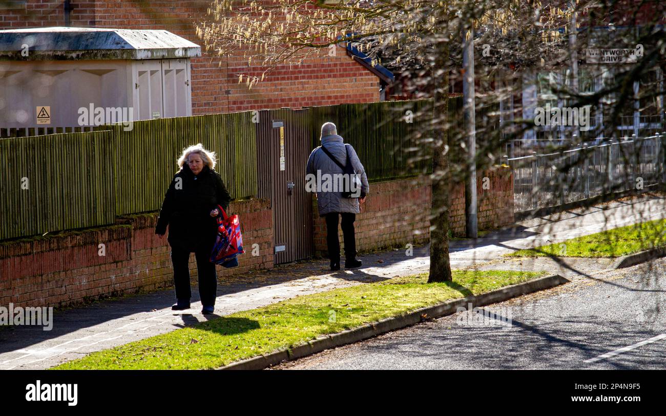 Dundee, Tayside, Scozia, Regno Unito. 6th Mar, 2023. UK Weather: Tayside Scotland sta sperimentando il clima primaverile, con temperature che si aggirano intorno ai 5°C. Anche se è molto freddo, il sole di marzo attira alcuni residenti per una piacevole passeggiata mattutina intorno al villaggio di Dundee's Ardler, mentre si va in giro per la loro vita quotidiana e lo shopping nei loro negozi locali. Credit: Dundee Photographics/Alamy Live News Foto Stock