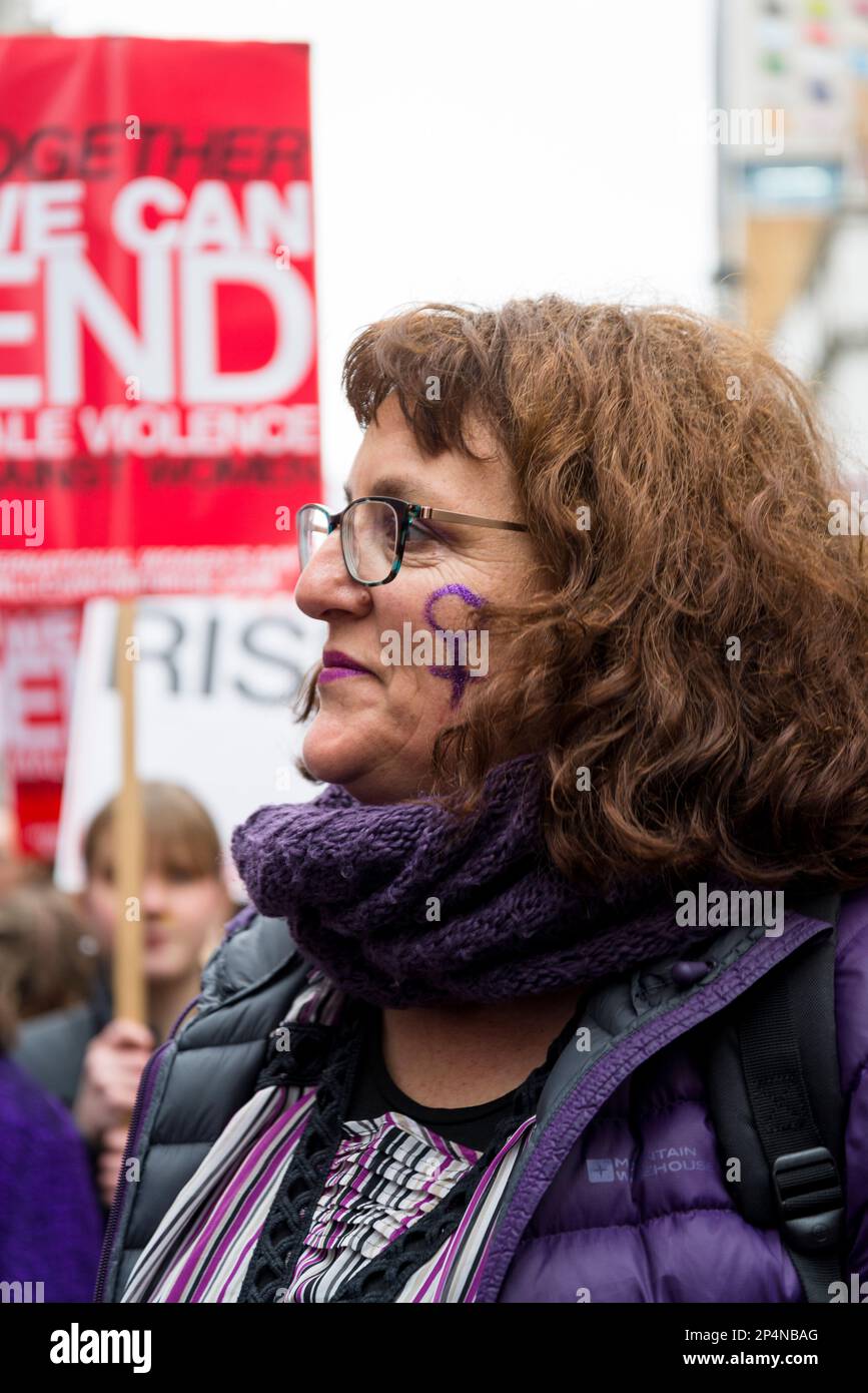 Donna con il segno viola della donna sul suo volto, 'Million Women Rise' marcia annuale contro la violenza contro le donne, Londra, Regno Unito 04/03/2023 Foto Stock