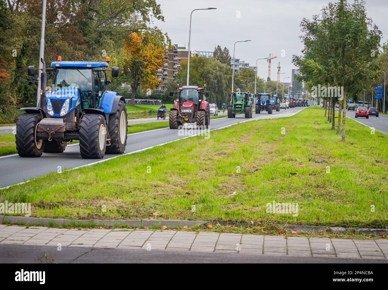 16 ottobre 2019 Leiden, Paesi Bassi: Seconda volta questo mese gli agricoltori che passano per Leiden all'Aia per protestare contro la riduzione forzata delle vite umane Foto Stock