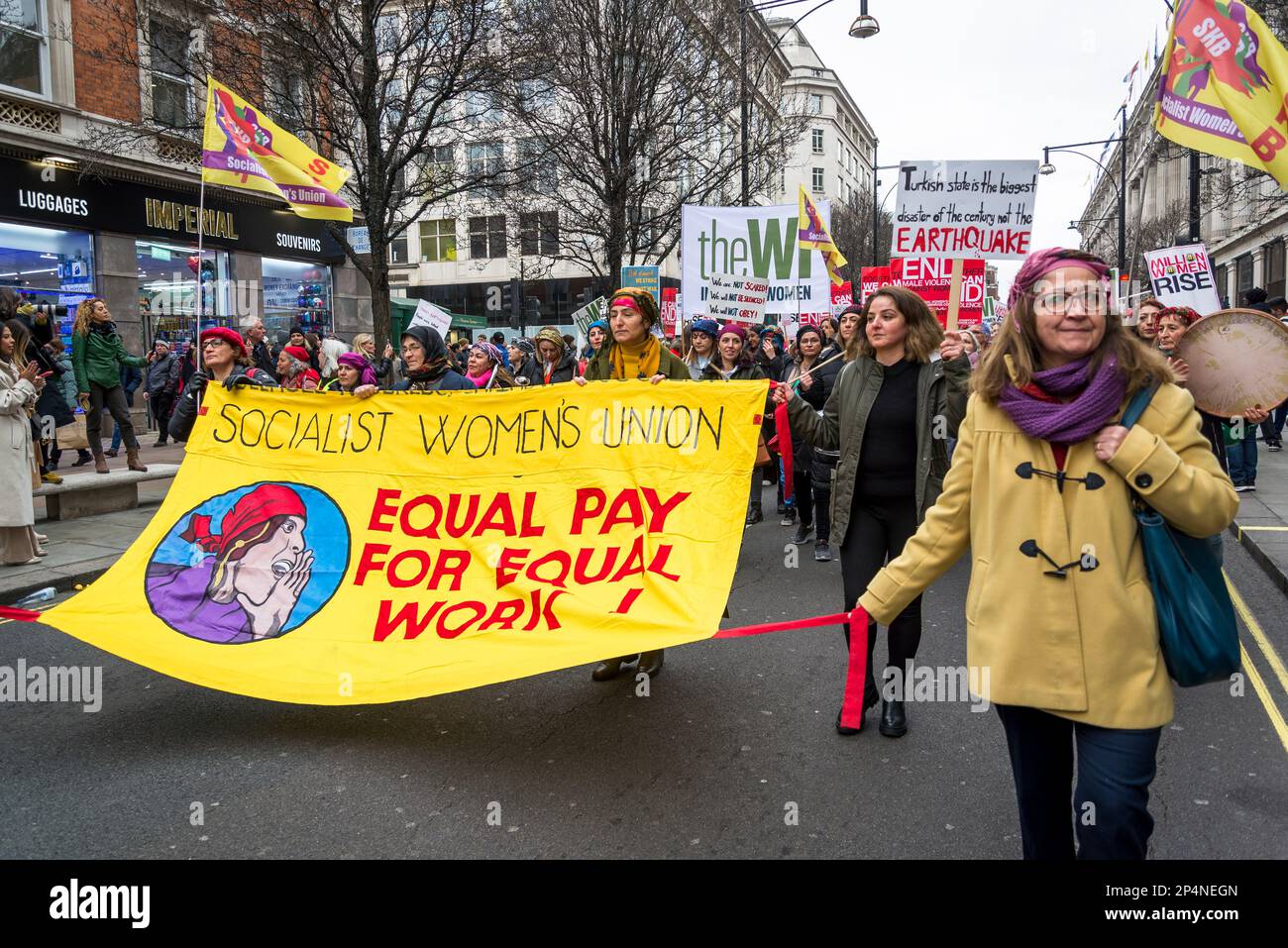 Bandiera dell'Unione socialista delle donne "parità di retribuzione per pari lavoro", marcia annuale contro la violenza contro le donne "Million Women Rise", Londra, Regno Unito 04/03/2023 Foto Stock