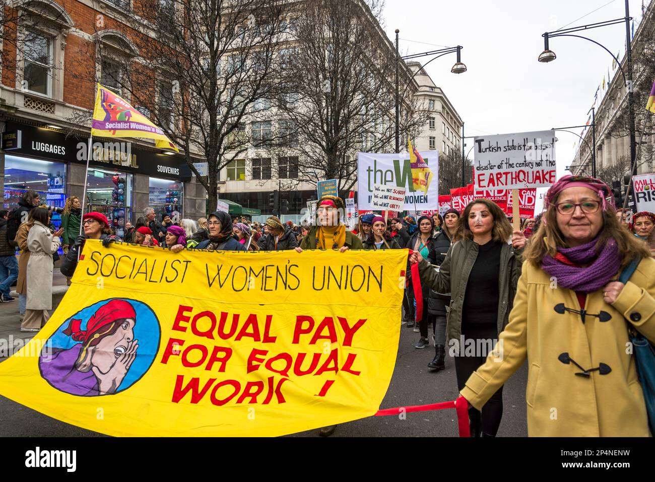 Bandiera dell'Unione socialista delle donne "parità di retribuzione per pari lavoro", marcia annuale contro la violenza contro le donne "Million Women Rise", Londra, Regno Unito 04/03/2023 Foto Stock