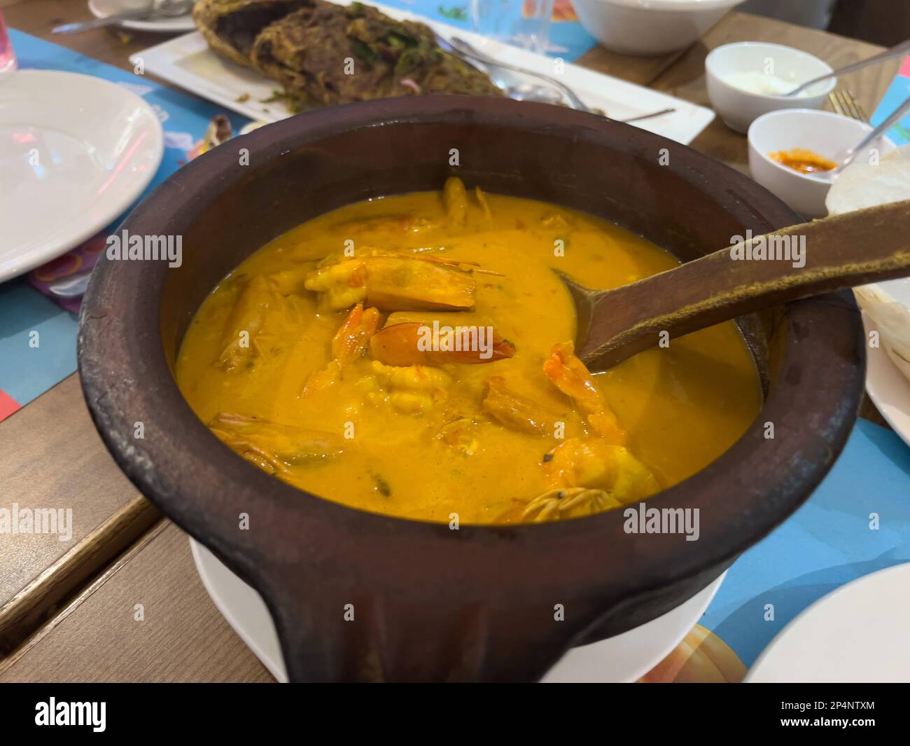 gamberi freschi e deliziosi al curry masala servito in una pentola. curry di gamberi gialli. Foto Stock