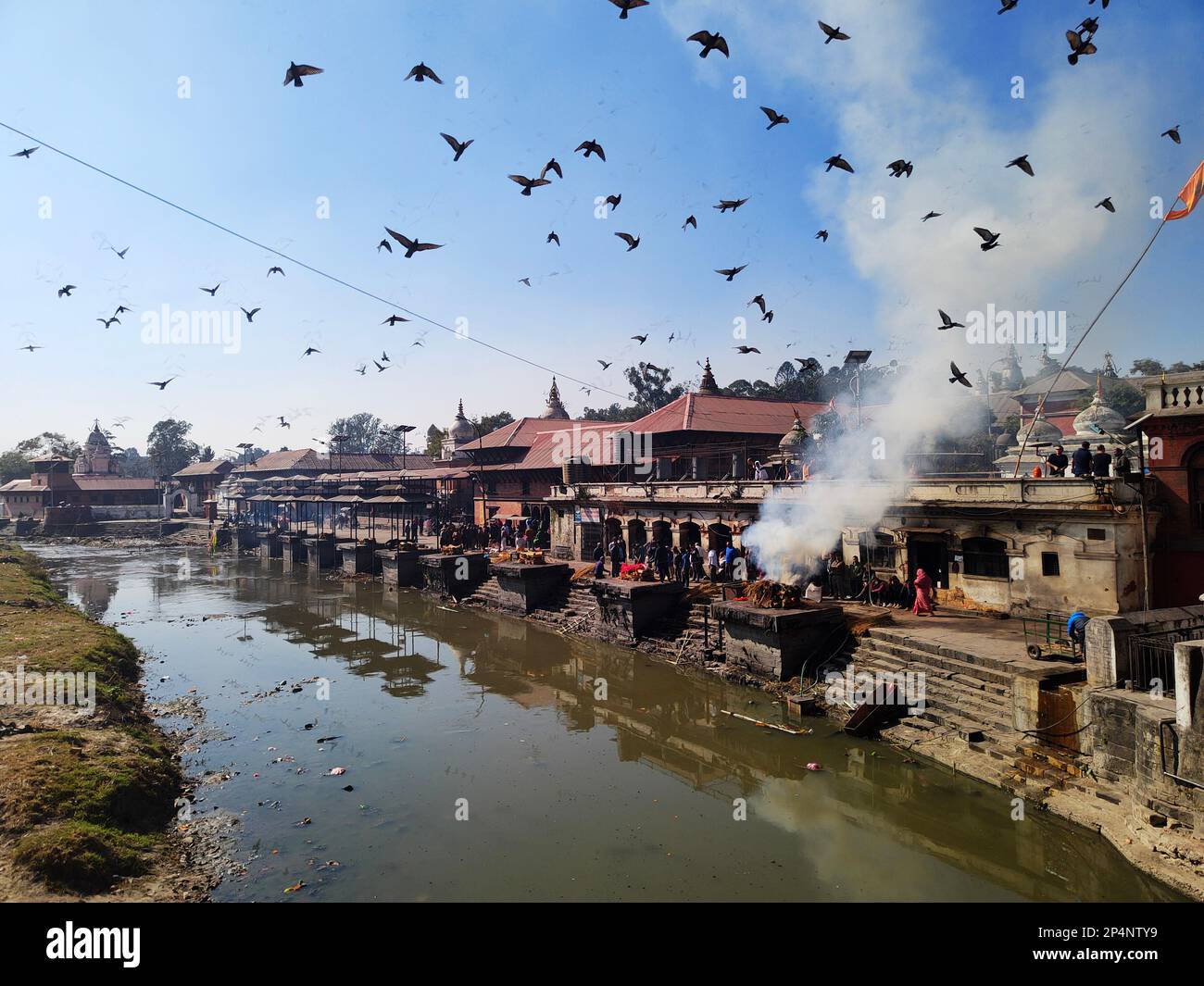 1 dicembre 2022, Kathmandu, Nepal, il rituale indù della cremazione nel tempio di Pashupatinath. Foto Stock