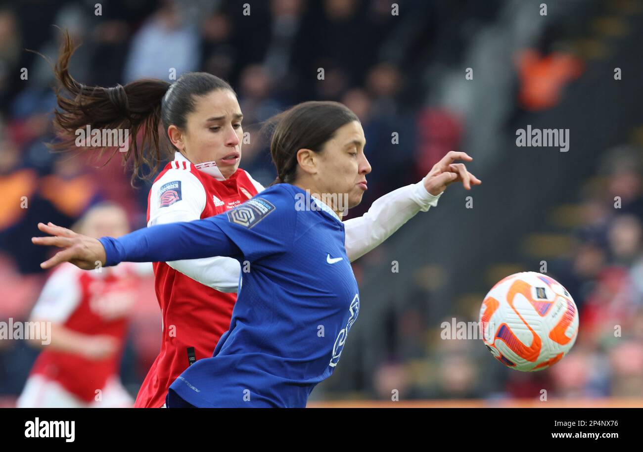 L-R Rafaelle Souza of Arsenal Women and Chelsea Women Sam Kerr durante fa Women's Continental Tyres League Cup Final 2023 match tra Arsenal Women a Foto Stock