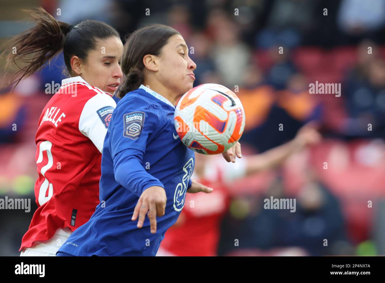 L-R Rafaelle Souza of Arsenal Women and Chelsea Women Sam Kerr durante fa Women's Continental Tyres League Cup Final 2023 match tra Arsenal Women a Foto Stock