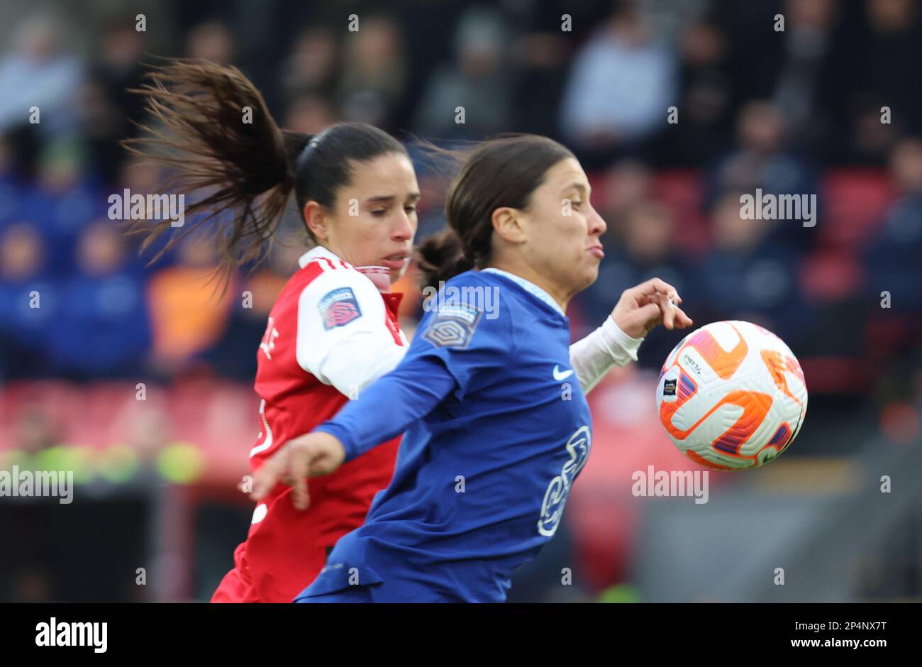 L-R Rafaelle Souza of Arsenal Women and Chelsea Women Sam Kerr durante fa Women's Continental Tyres League Cup Final 2023 match tra Arsenal Women a Foto Stock