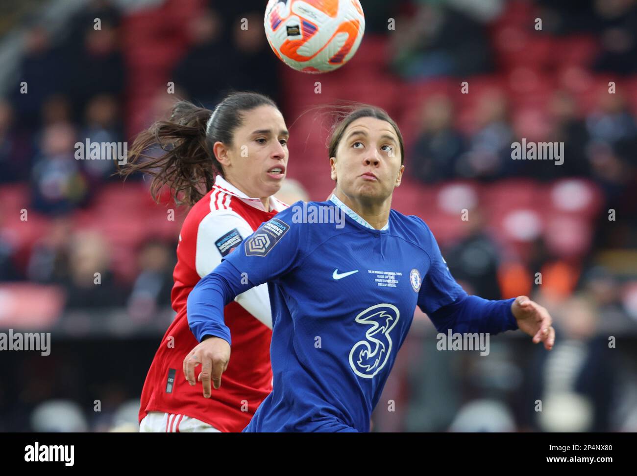 L-R Rafaelle Souza of Arsenal Women and Chelsea Women Sam Kerr durante fa Women's Continental Tyres League Cup Final 2023 match tra Arsenal Women a Foto Stock