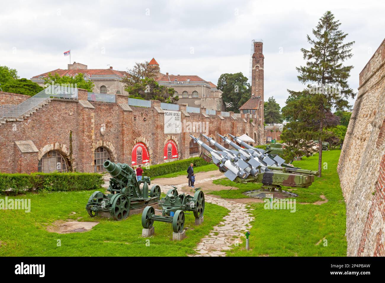 Belgrado, Serbia - 24 2019 maggio: Vecchi cannoni, carri armati e missili smilitarizzati al Parco di Kalemegdan di fronte all'ingresso del Museo militare di BE Foto Stock