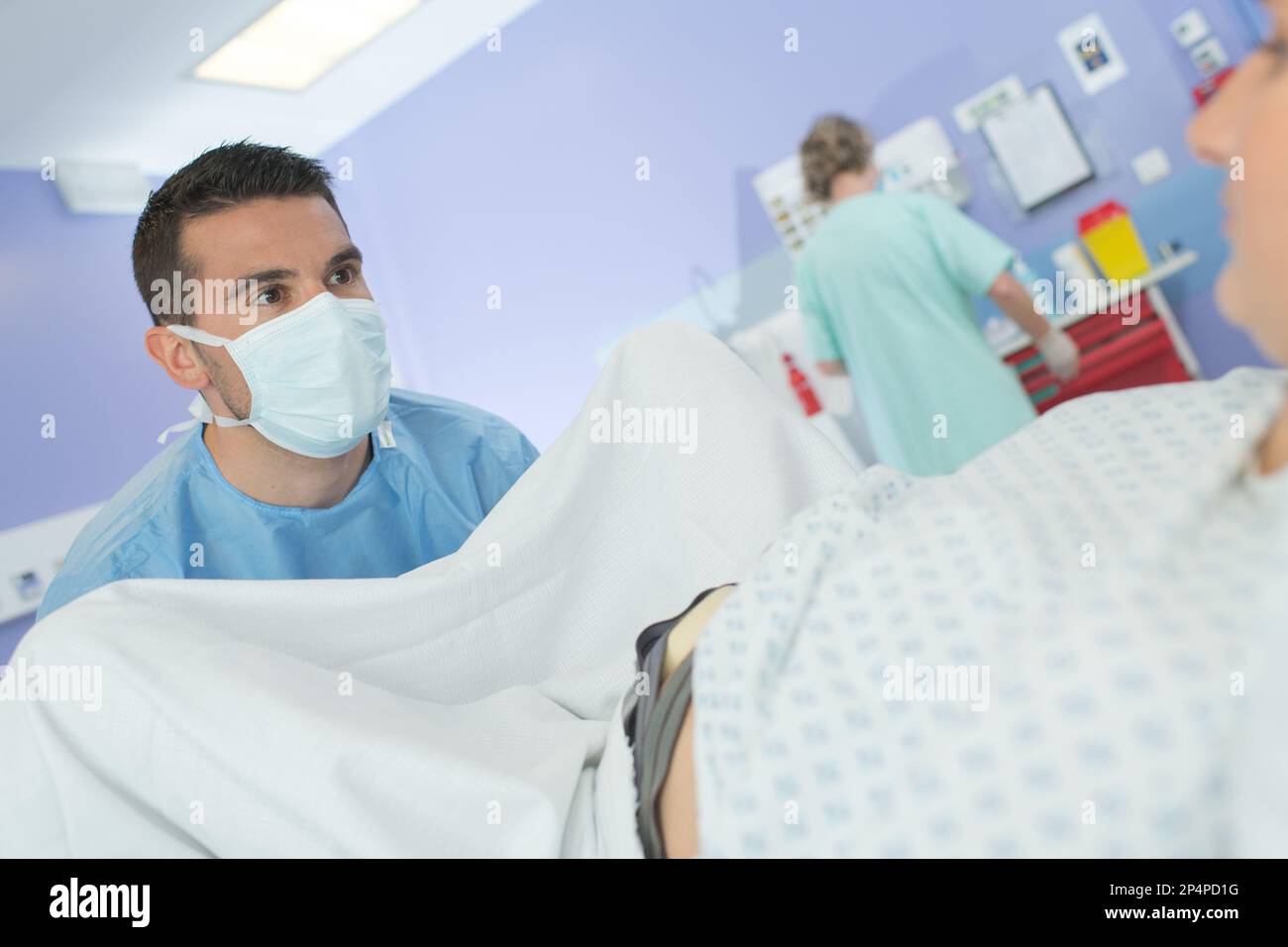 donna che partorisce in sala operatoria dell'ospedale Foto Stock