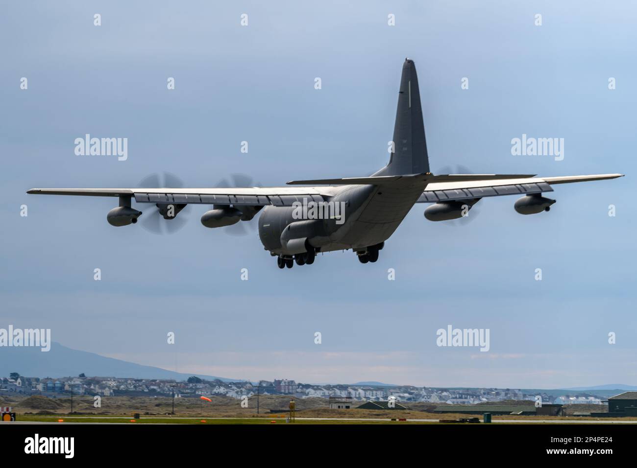 RAF Valley, Holyhead, Galles il 2 2023 marzo. US Air Force C-130 Hercules trasporto aereo atterraggio Foto Stock