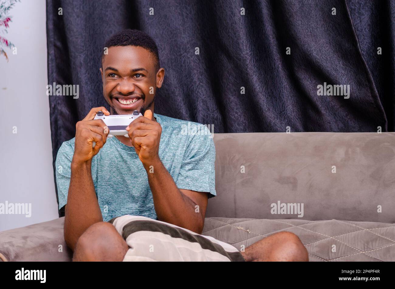 Foto di un bel ragazzo domestico rilassante soggiorno a casa quarantena tempo di giocare a videogiochi playstation football Foto Stock