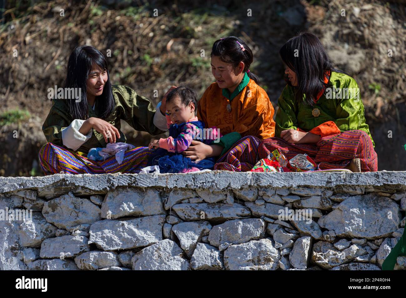 JAKAR, BHUTAN - 1 GENNAIO 2017: Donne in una piccola città nella parte orientale del Bhutan watchin artisti durante un festival locale di Tsechu. Tsechu sono annuali Foto Stock