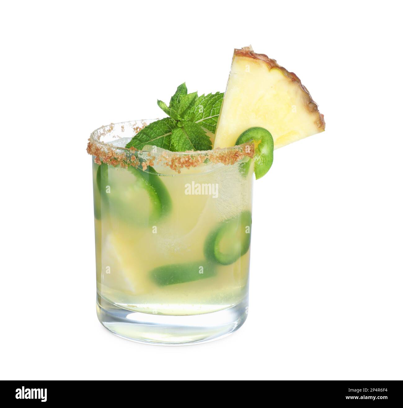 Cocktail di ananas piccante con jalapeno e menta isolato su bianco Foto Stock