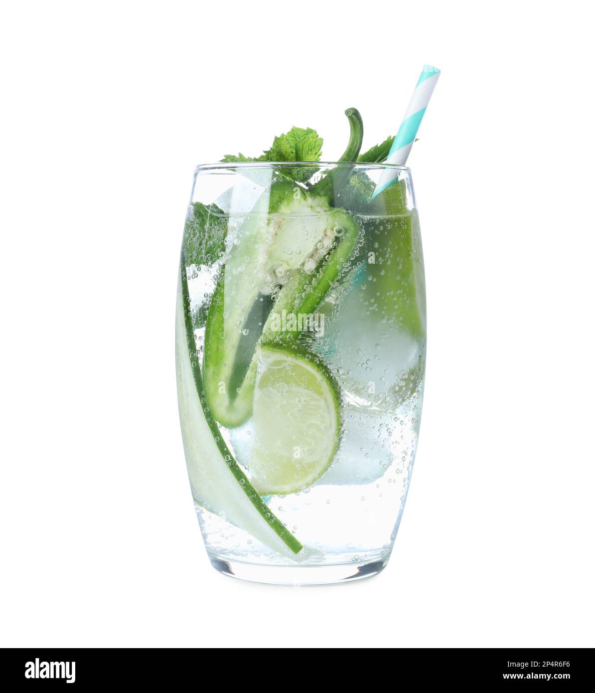 Cocktail speziato con jalapeno, cetriolo, lime e menta isolato su bianco Foto Stock