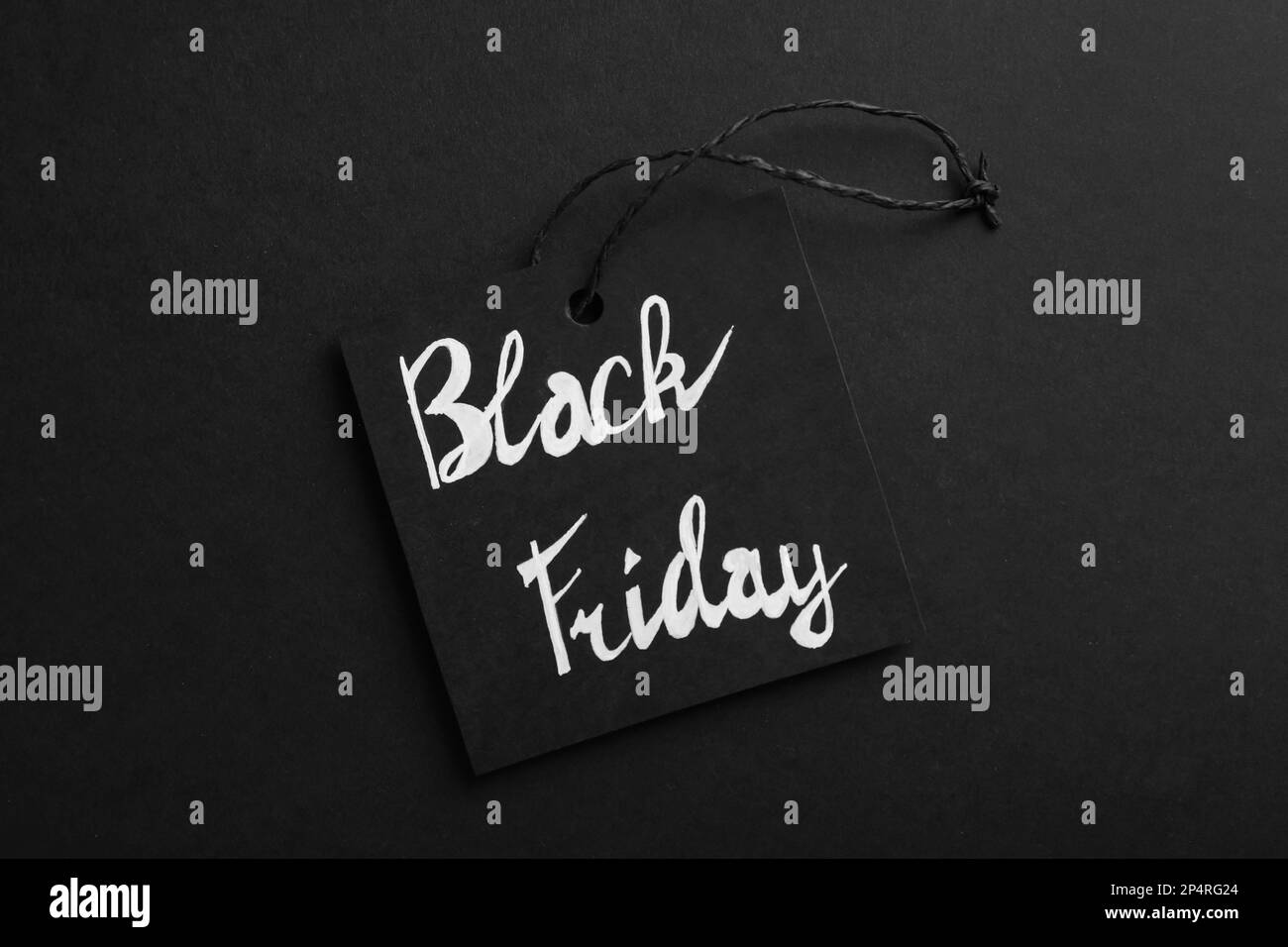 Black Friday tag su sfondo a colori, vista dall'alto Foto Stock
