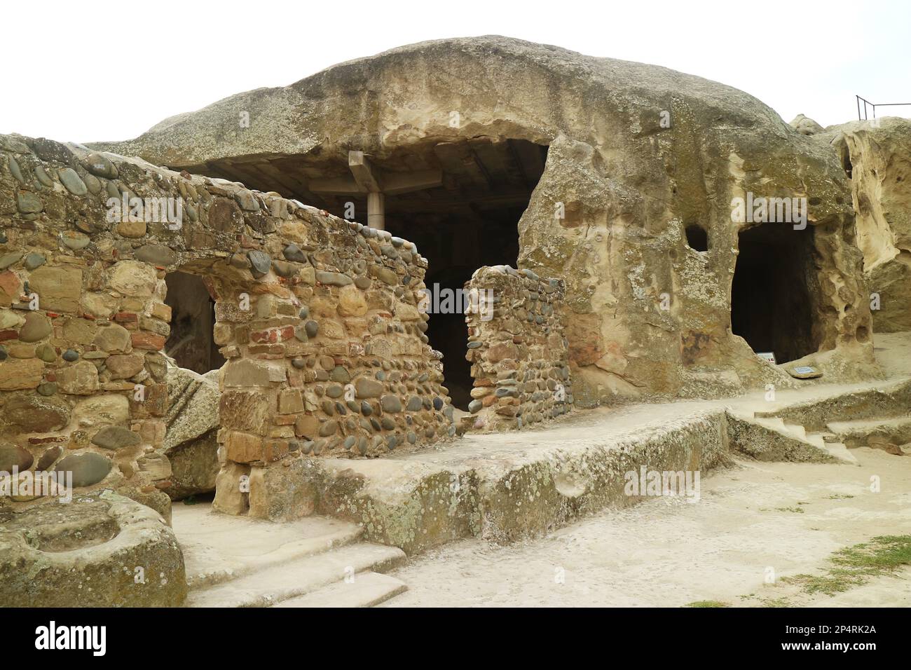 Le rovine di antiche rupestri basilica a tre navate all'interno di Uplistsikhe Grotta City Complex in Shida Kartli regione della Georgia Foto Stock