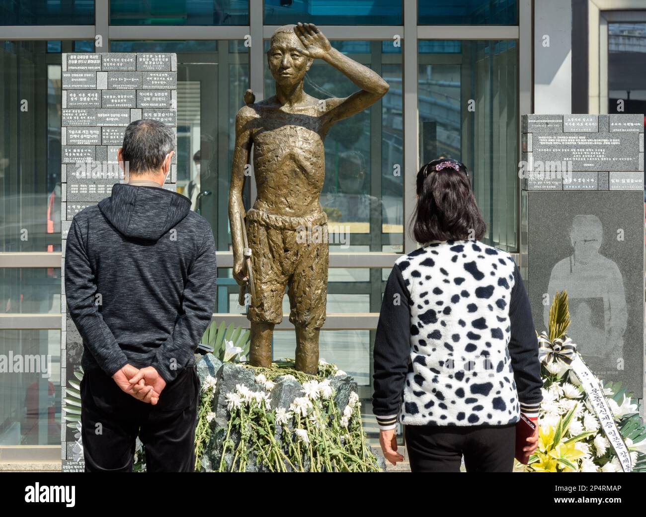 Seul, Corea del Sud. 06th Mar, 2023. La gente guarda ad una statua che simboleggia i lavoratori coreani forzati in tempo di guerra del Giappone. Il governo sudcoreano ha formalmente proposto di risarcire più di una dozzina di vittime del lavoro forzato in tempo di guerra del Giappone attraverso una fondazione pubblica sostenuta da Seul, invece di pagare direttamente da aziende giapponesi responsabili. (Foto di Kim Jae-Hwan/SOPA Images/Sipa USA) Credit: Sipa USA/Alamy Live News Foto Stock