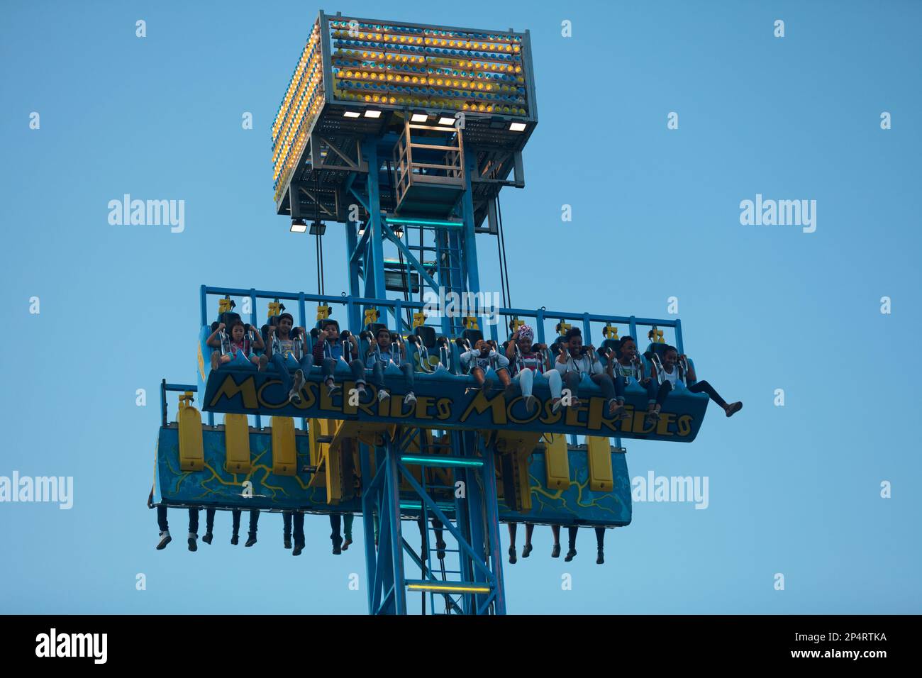 Saint Denis, Reunion - 14 2016 maggio: Gruppo di adolescenti che si godono un giro su una torre goccia durante la fiera del divertimento. Foto Stock