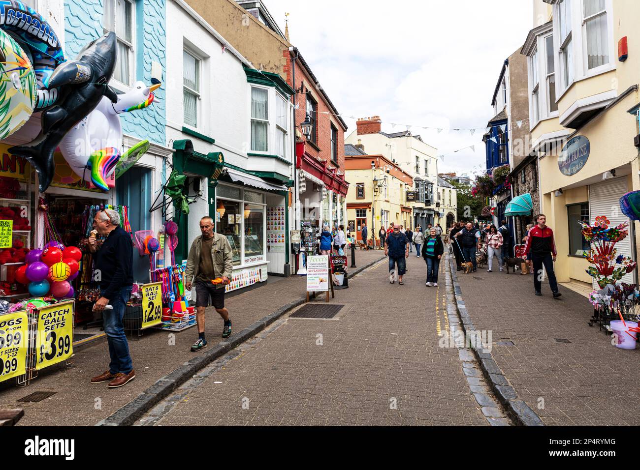 Tenby, Pembrokeshire, Galles, Regno Unito, centro di Tenby, città, negozi, strada principale, strada, shopping, strada principale, negozi, turismo, edifici, persone, Foto Stock