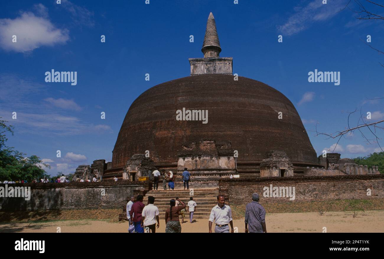 Sri Lanka: la Tempel ruderi di antiche città re Polonnaruwa sono una delle principali attrazioni turistiche Foto Stock