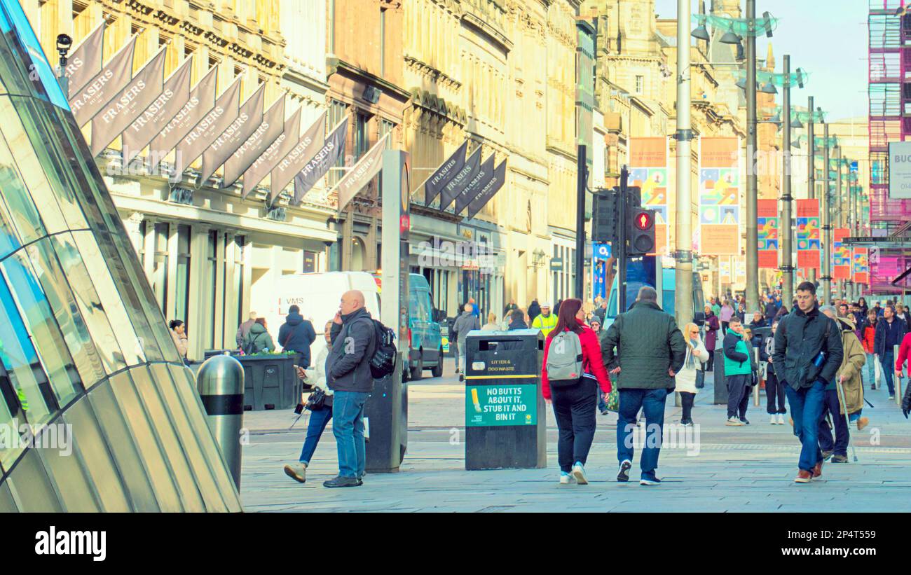 Glasgow, Scozia, Regno Unito 6th marzo 2023. Tempo nel Regno Unito: La partenza al sole ha visto abitanti più felici come le strade piene del tempo primaverile prima del ritorno previsto dell'inverno. Style Mile da st enoch Square. Credit Gerard Ferry/Alamy Live News Foto Stock