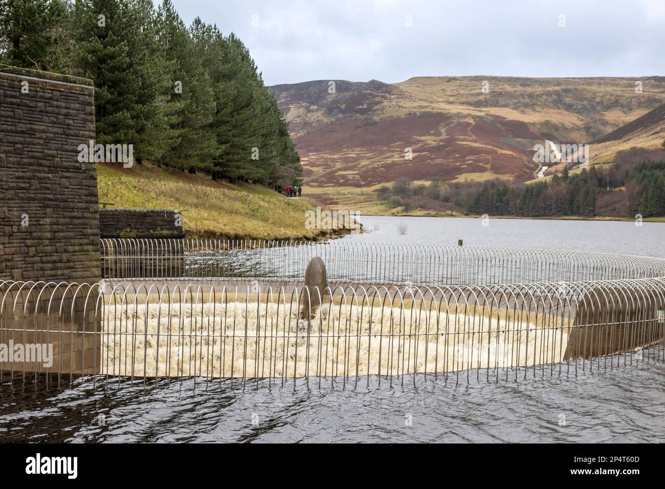 Dovestone Reservoir nel Peak District con gabbia di protezione in filo di troppopieno a Saddleworth Moor a Greater Manchester, Inghilterra. Foto Stock