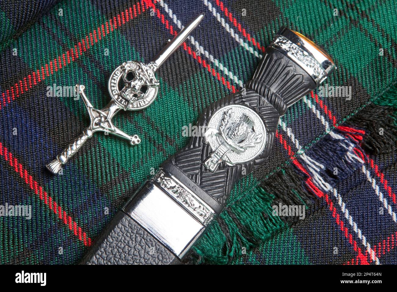 Tartan chilt pin e coltello scozzese su un kilt Foto Stock