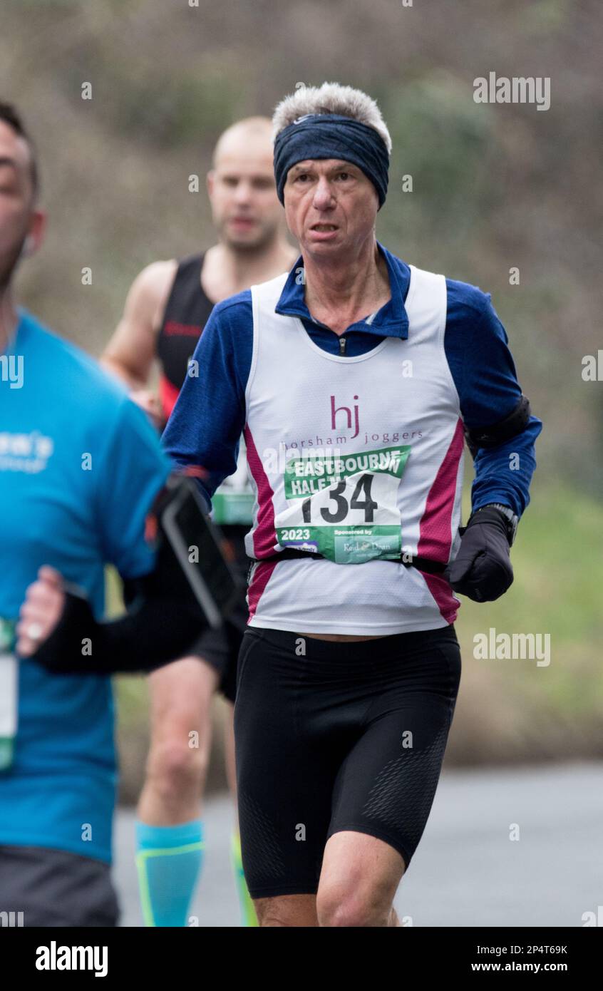 Eastbourne, Regno Unito. 5th marzo, 2023. Corridori che passano il punto di 4 miglia nella mezza maratona di Eastbourne. Credit: Newpics UK South/Alamy Live News Foto Stock