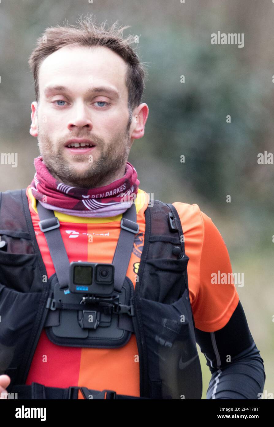 Eastbourne, Regno Unito. 5th marzo, 2023. Corridori che passano il punto di 4 miglia nella mezza maratona di Eastbourne. Credit: Newpics UK South/Alamy Live News Foto Stock