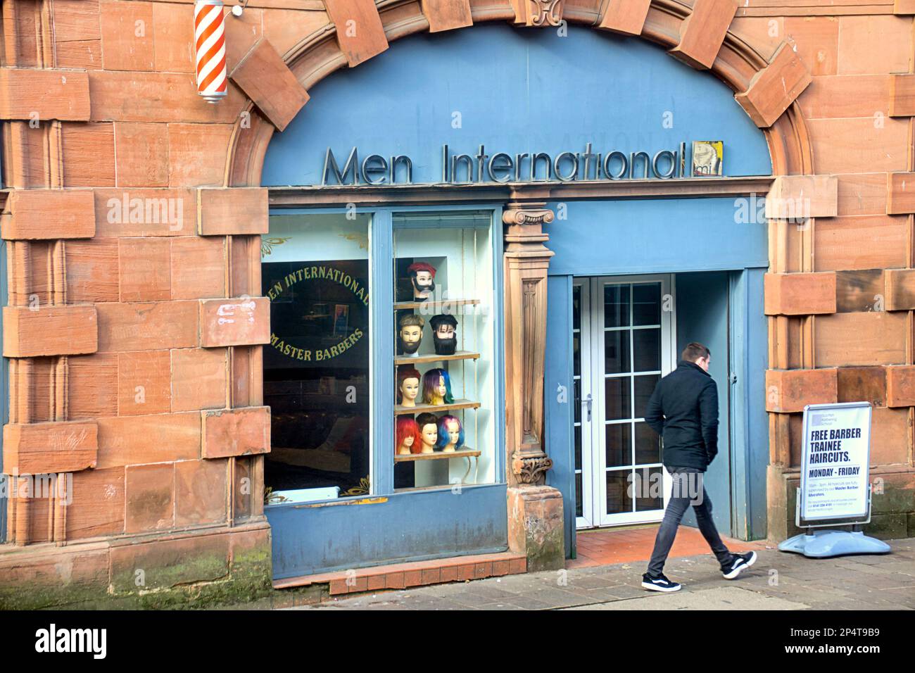Glasgow, Scozia, Regno Unito 6th marzo 2023. UK Weather:Men International Barbers oswald Street Sunny start ha visto locali più felici come le strade piene del tempo primaverile prima del ritorno previsto dell'inverno. Credit Gerard Ferry/Alamy Live News Foto Stock