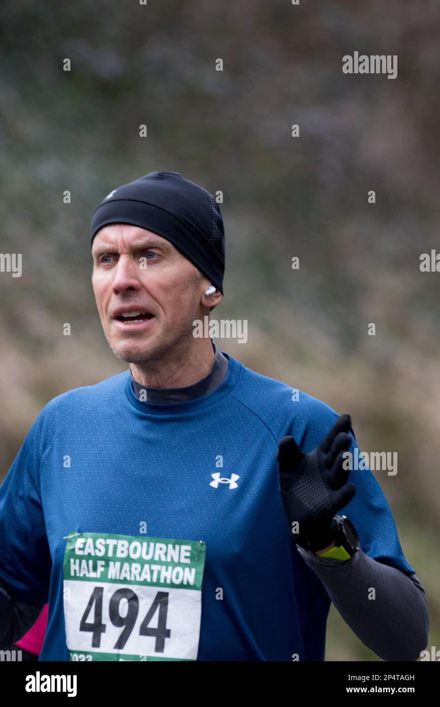 Eastbourne, Regno Unito. 5th marzo, 2023. Corridori che passano il punto di 4 miglia nella mezza maratona di Eastbourne. Credit: Newpics UK South/Alamy Live News Foto Stock