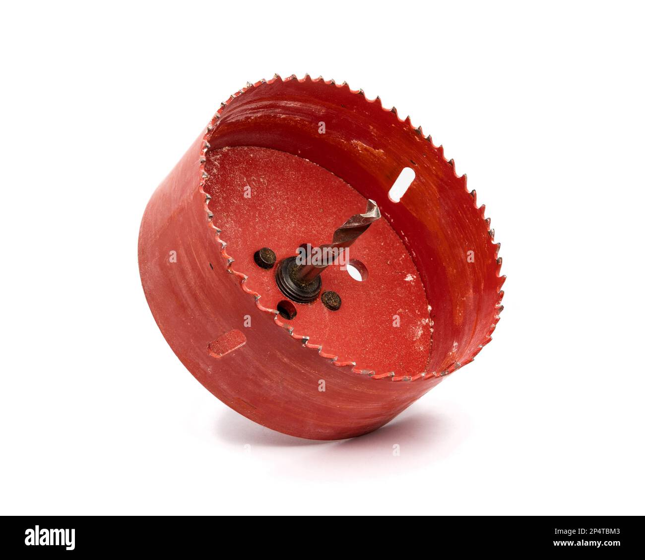 Sega a tazza rossa usata per legno con punta da trapano attaccata, isolata su fondo bianco Foto Stock